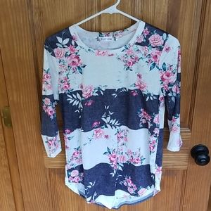 EUC Ladies 3/4 sleeve floral top size small